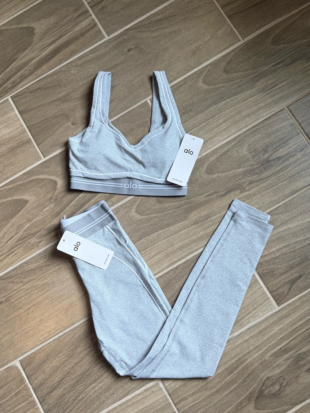 ALO Yoga Women's Light Gray Seamless Sports Bra & Legging Set Size Small